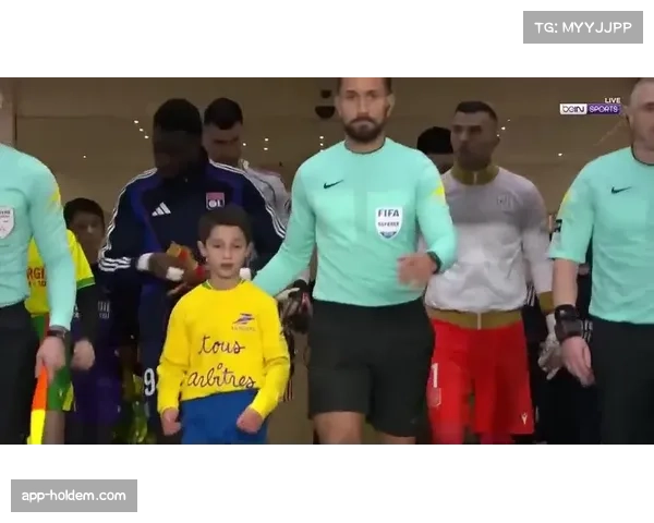 福塞卡看台下泪洒当场：里昂主帅与球迷的深情时刻