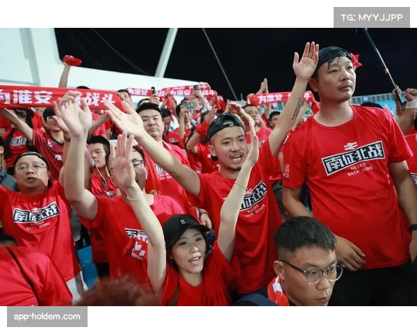 花絮:看台球迷展示巨型TIFO,致敬球队本赛季坚韧的防守表现
